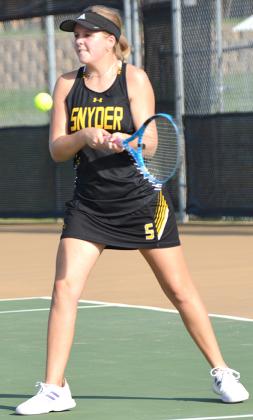 Snyder’s Avery Schiffner lined up a back-hand swinng during a match against Brownfield at the Snyder ISD tennis courts Tuesday. Schiffner won her singles match, 6-1, 6-0.