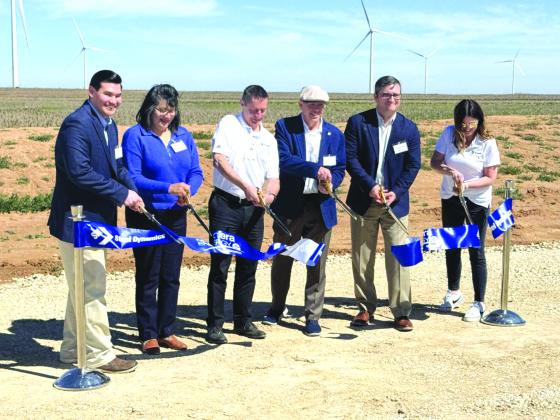 Canyon Wind Farm holds Ribbon Cutting