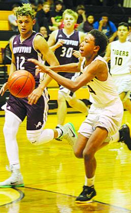 Snyder’s Alonso Wesley (4) drives around Brownwood’s Corleone Pressley during Friday’s game. Wesley scored 13 points in the 39-36 loss to Brownwood.