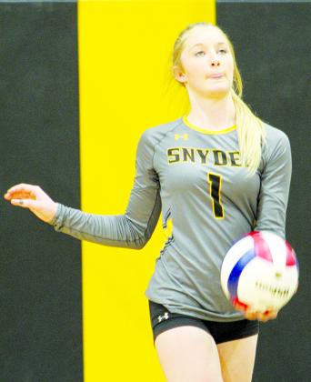 nyder’s Kendra Bynum gets ready to serve the volleyball during Tuesday’s match against Big Spring. 