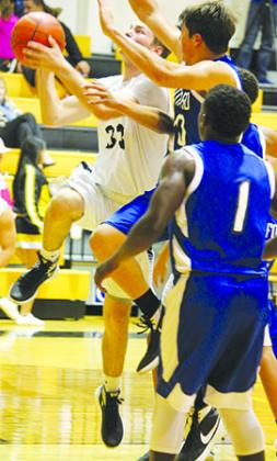 Snyder’s Dillon Scott (33) drives against Stamford’s Lonnie Applin and Zai Smith during Tuesday’s game at Tiger Gym. The Tigers defeated the Bulldogs, 49-40.