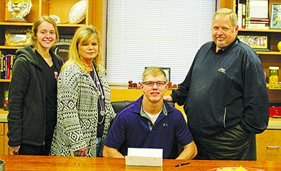 Snyder High School’s Jarrett Reneau (second from right) signed a NCAA Division III football letter of intent with Hardin-Simmons University. Pictured are (l-r) Morgan Reneau, Marcy Reneau, Jarrett Reneau and Bobby Reneau.