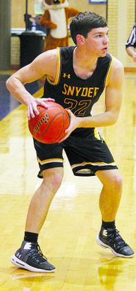 Snyder’s Nathan Kendrick looked for an open teammate during Friday’s game at Midland Greenwood. Snyder clinched a share of the District 5-4A championship by defeating Greenwood, 65-40.