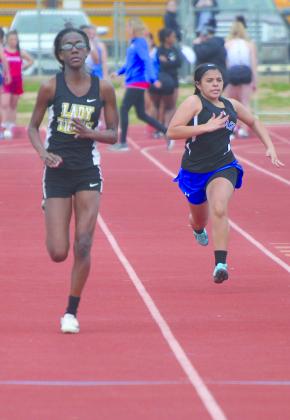 Snyder’s Madelynn Cravens (left) finished third in the 100-meter dash during Friday’s Canyon Reef Relays.