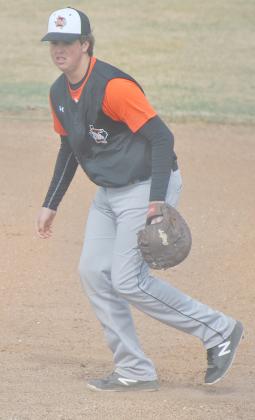 Ira first baseman Drew Porter gets in position to field a ground ball during a game earlier this season. The Bulldogs will meet Borden County at 7 p.m. Friday at Hermleigh’s Cardinal Field in the Region 1-1A semifinals.