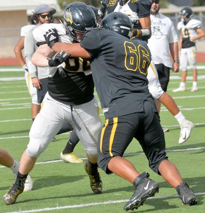 Snyder’s Seth McGrew (left) blocked Deric Garcia during practice at Tiger Stadium Monday. The Tigers will be on the road to face Fort Stockton at 7 p.m. Friday.