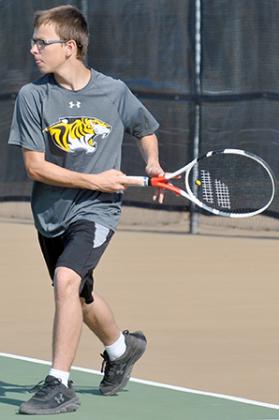 Snyder’s Shad Hodge prepared to make a backhand return during a match against Amarillo Palo Duro at the Snyder ISD tennis courts Wednesday. Hodge won both his singles and doubles matches Wednesday.